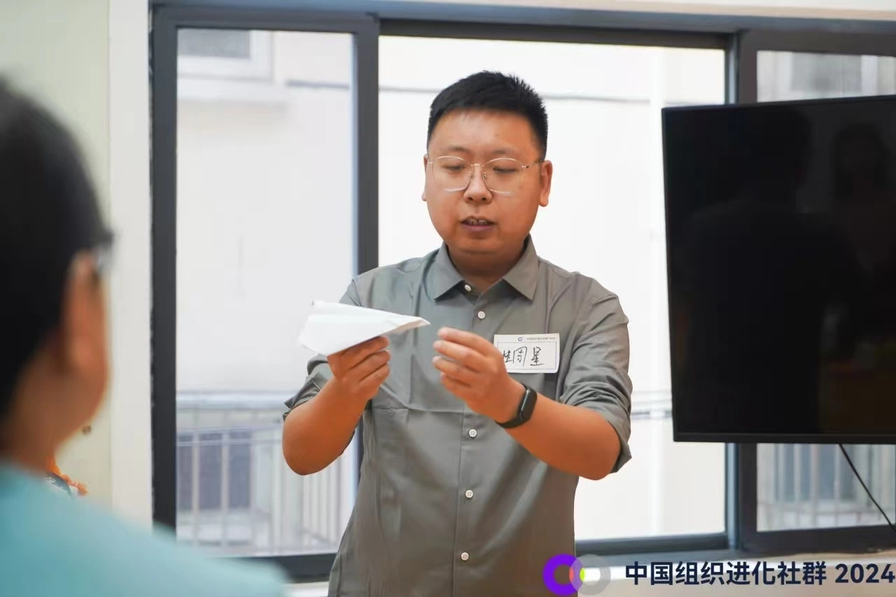 周星在即兴戏剧活动中用纸飞机带领体验