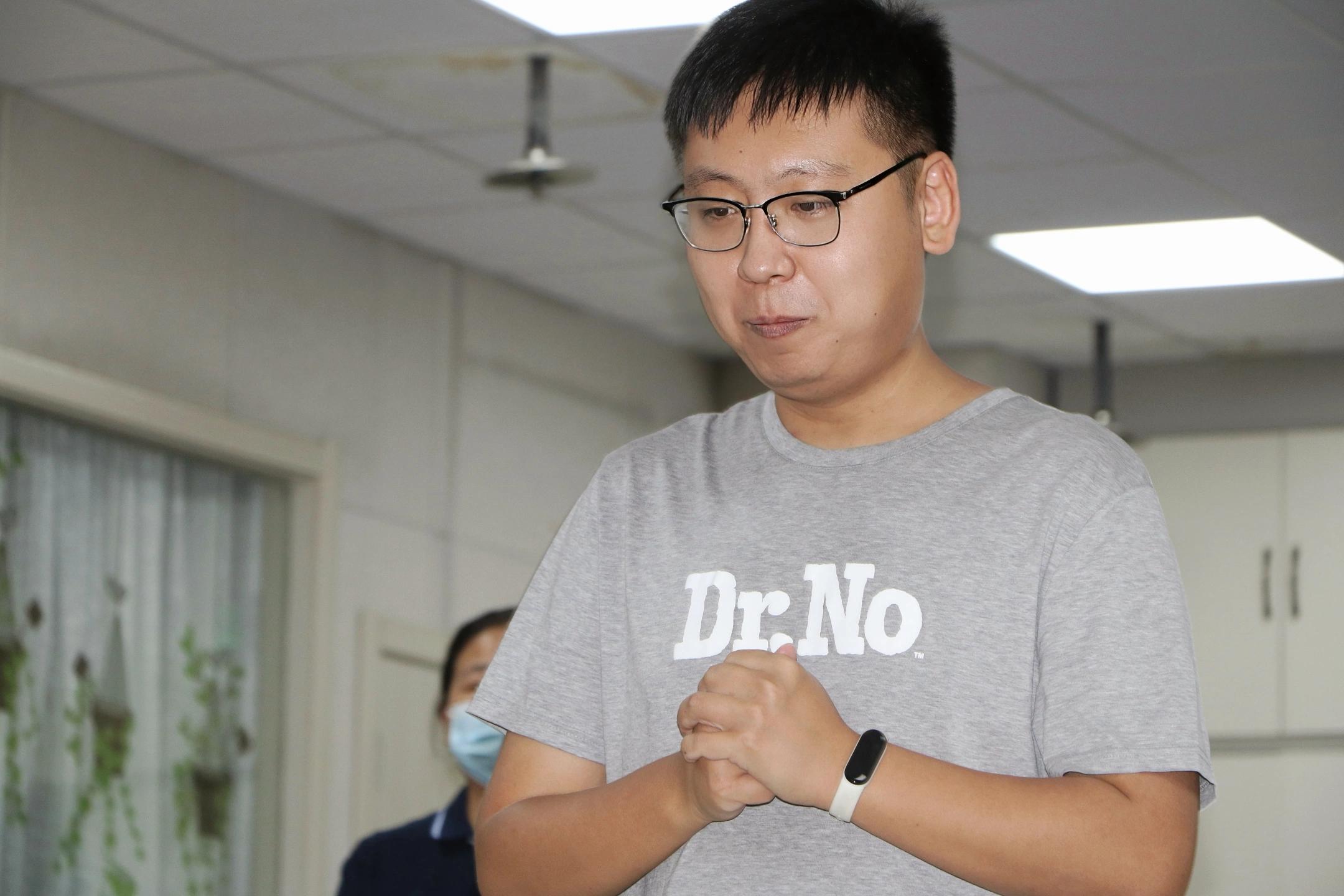 周星在小型工作坊中专注带领参与者
